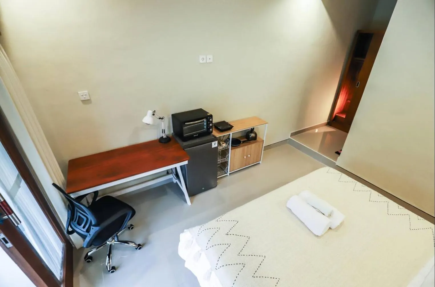 Modern Room W/ Desk, Office Chair & Kitchenette /2 Ubud
