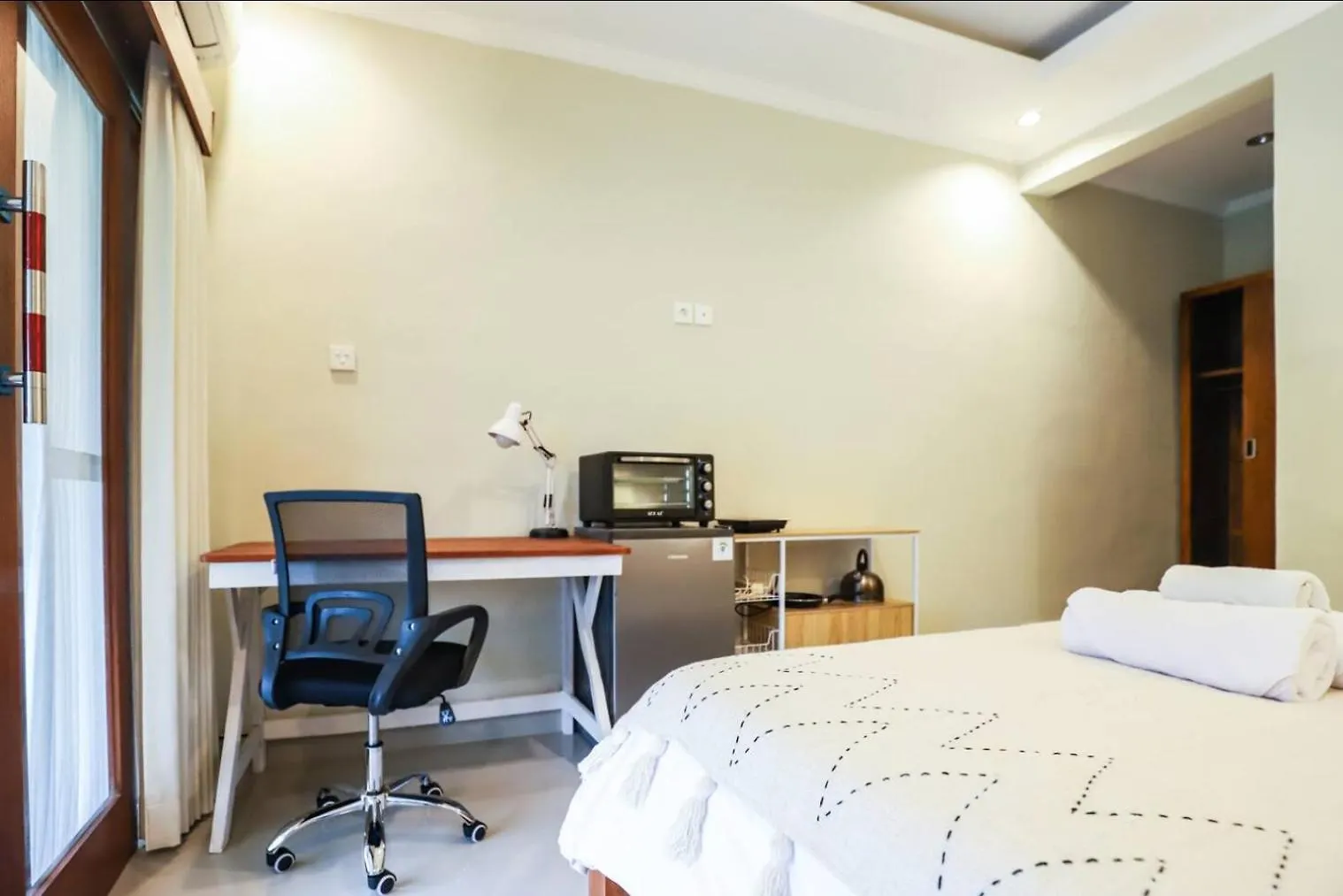 Vendégház Modern Room W/ Desk, Office Chair & Kitchenette /2 Ubud Indonézia